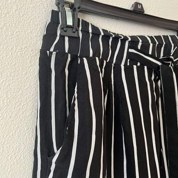 Ambiance Apparel women’s high waisted black/white striped shorts with pockets L - Picture 3 of 7
